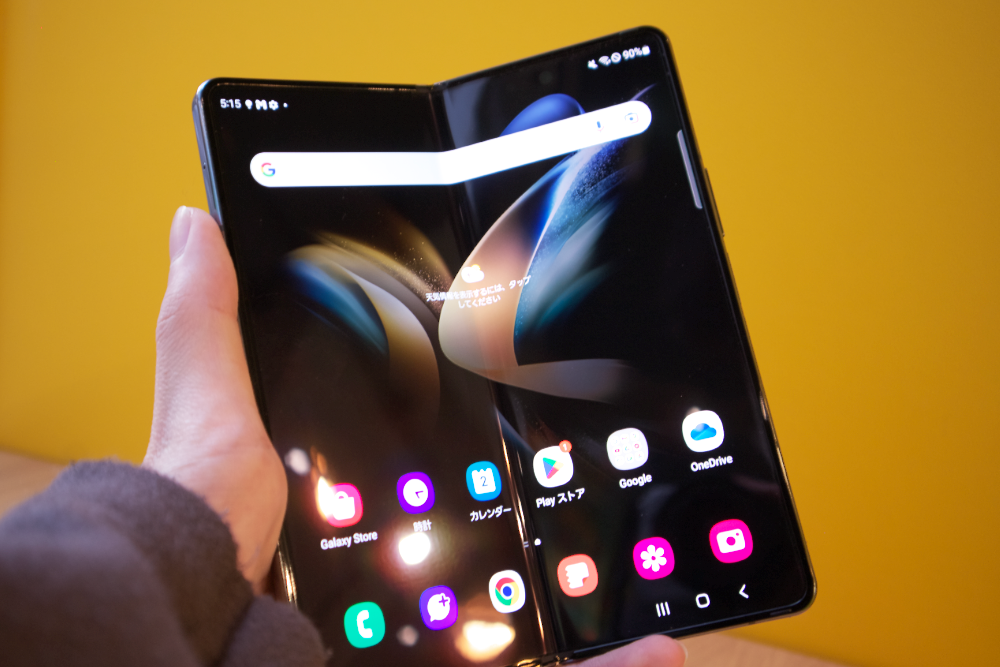 Galaxy Z Fold3 5G」の画面が保証終了後に突然割れたとの報告。 - すま