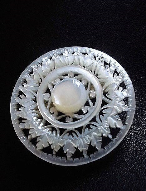 透かし細工のブローチ マザー オブ パール 白蝶貝 ベツレヘムパール - SNAP