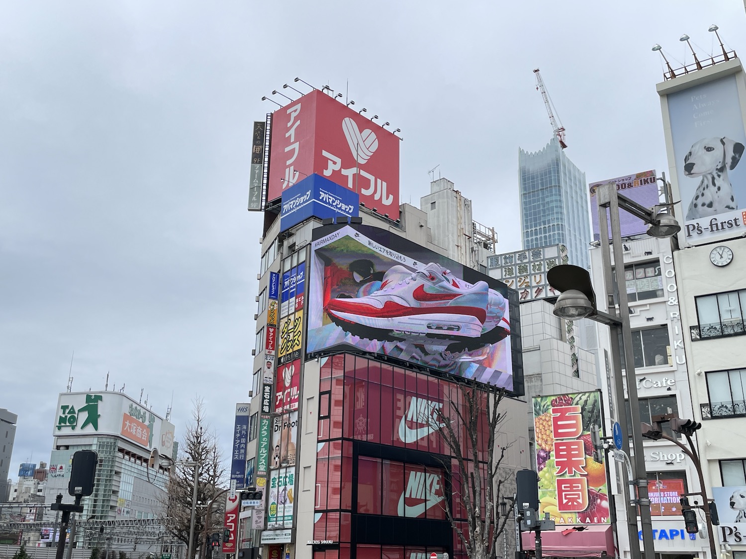 飛び出すNIKEのシューズボックス！新宿にNIKE Air Maxの3Dビジョン広告