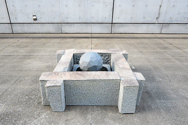 第69回一陽展に岩壁善兵衛氏が石の彫刻作品を出品！ 現場レポート