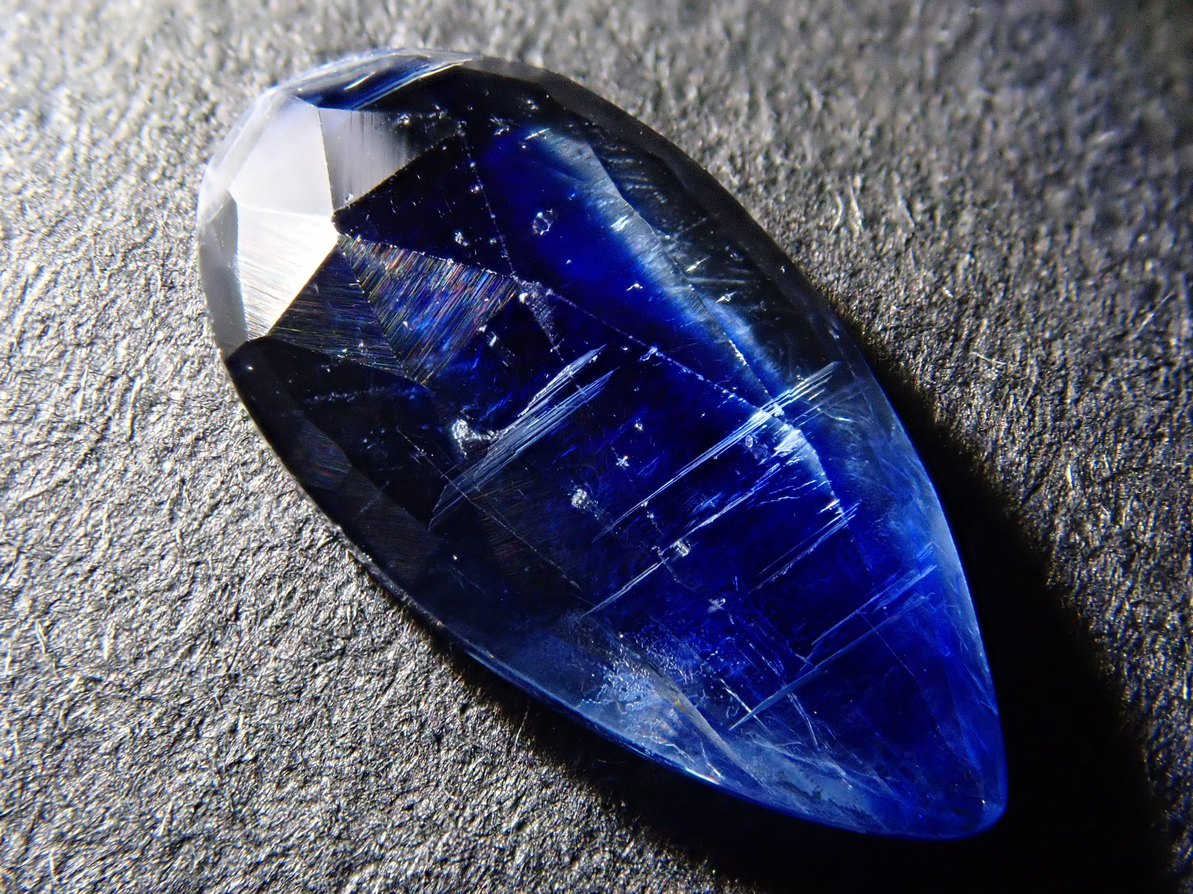 バイカラーカイヤナイト 0.987ctルース