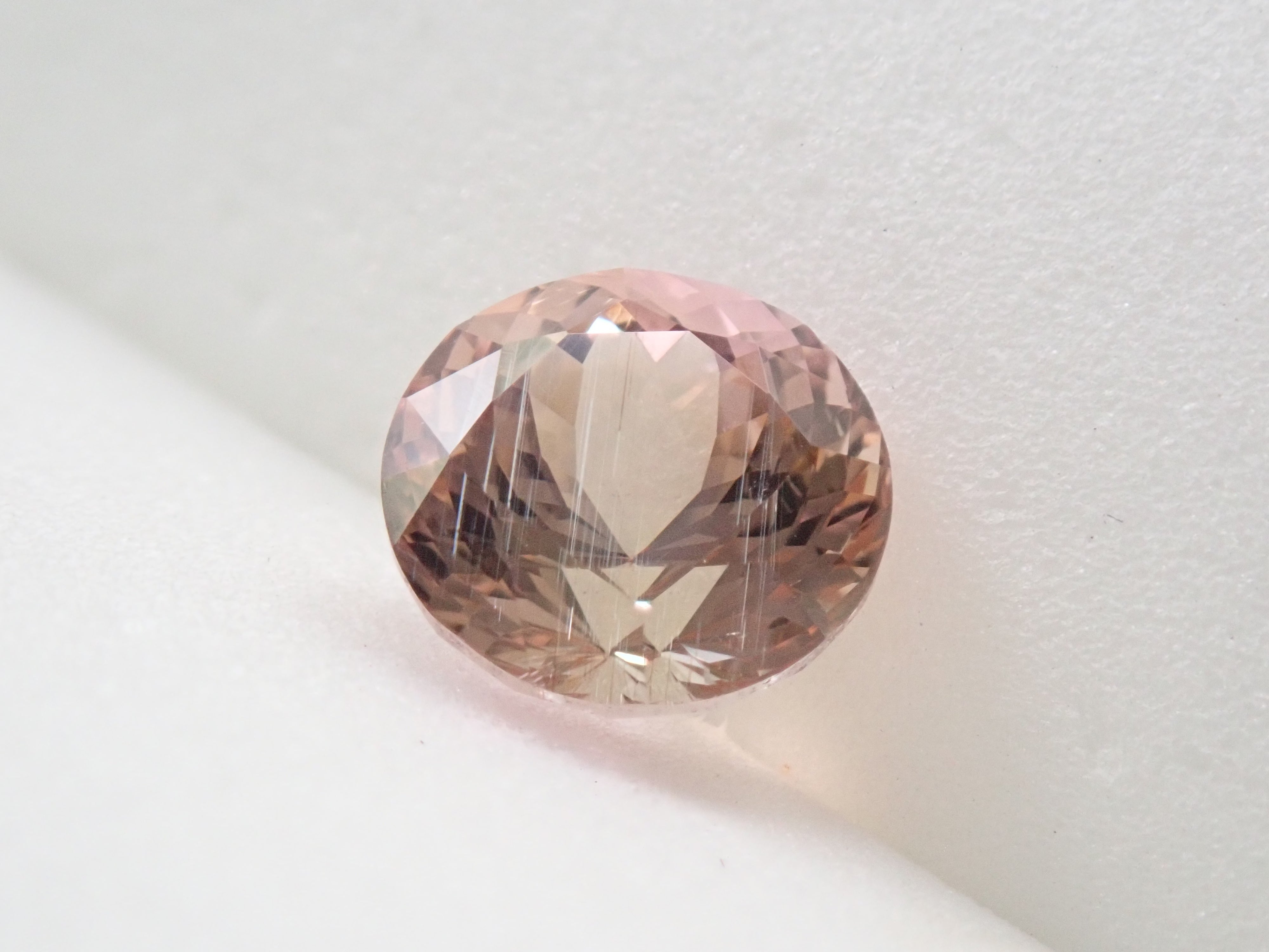 タンザニア産ピンクゾイサイト 6.6mm/1.393ctルース（ピーチタンザナイト）