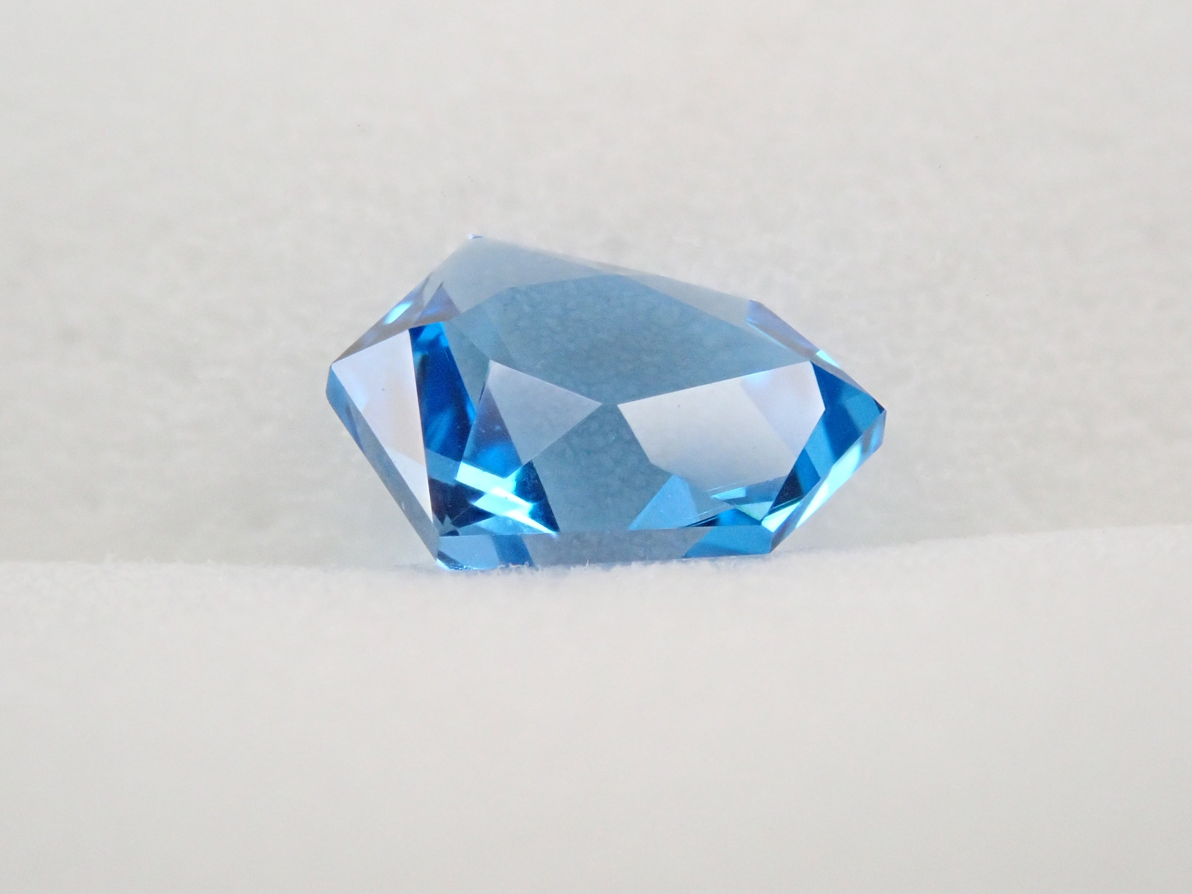 ブラジル産スイスブルートパーズ 1.042ctルース