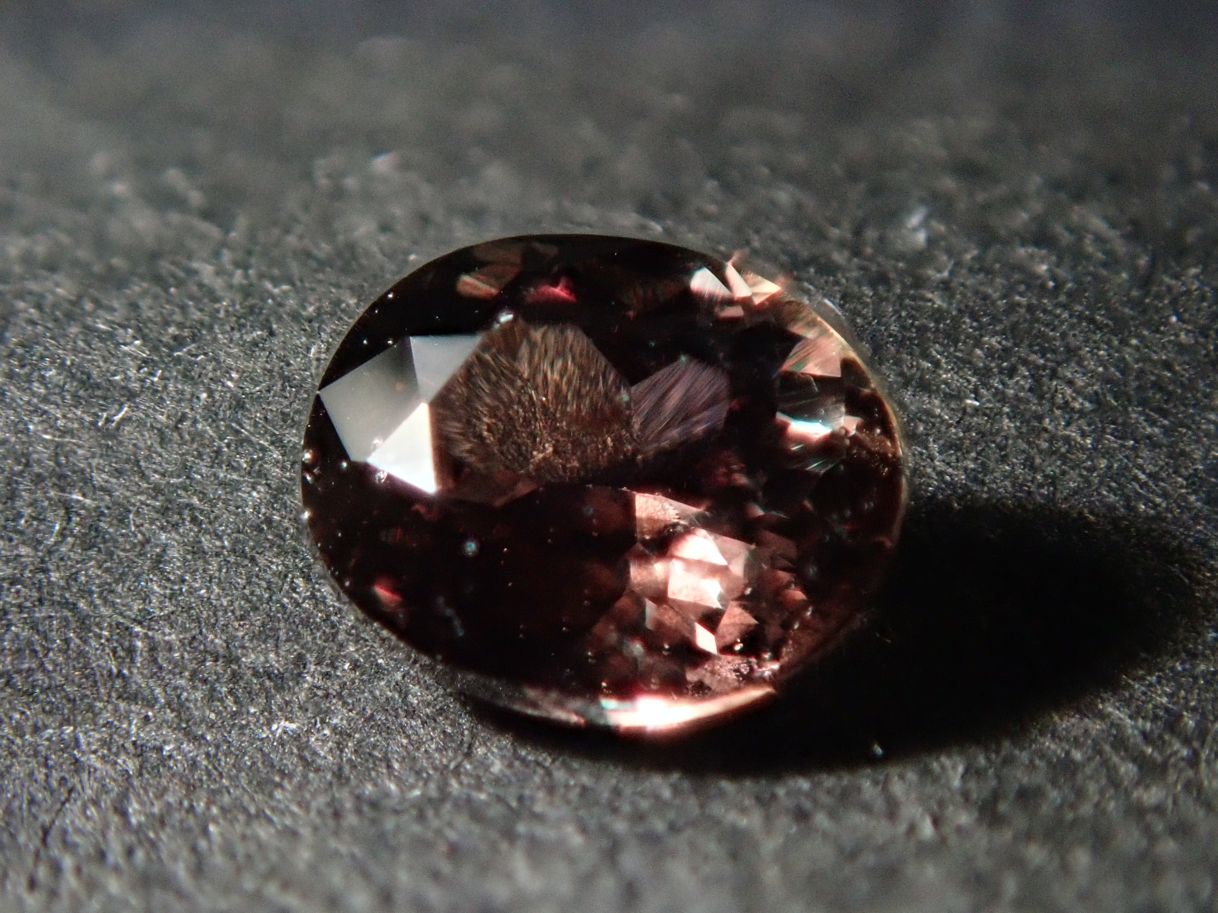 タンザニア産カラーチェンジサファイア 0.401ctルース