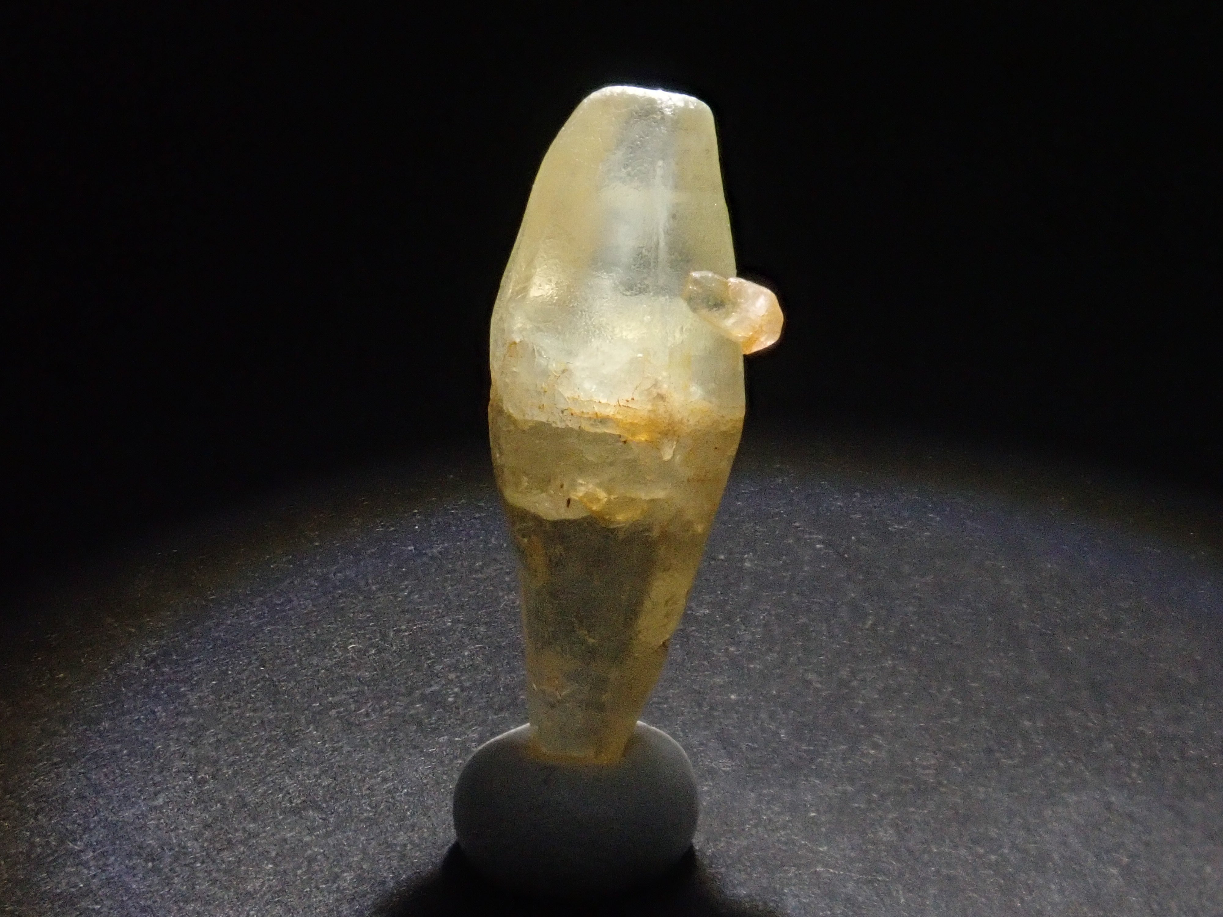 スリランカ産グラスボディ（サファイアクリスタル） 6.939ct原石