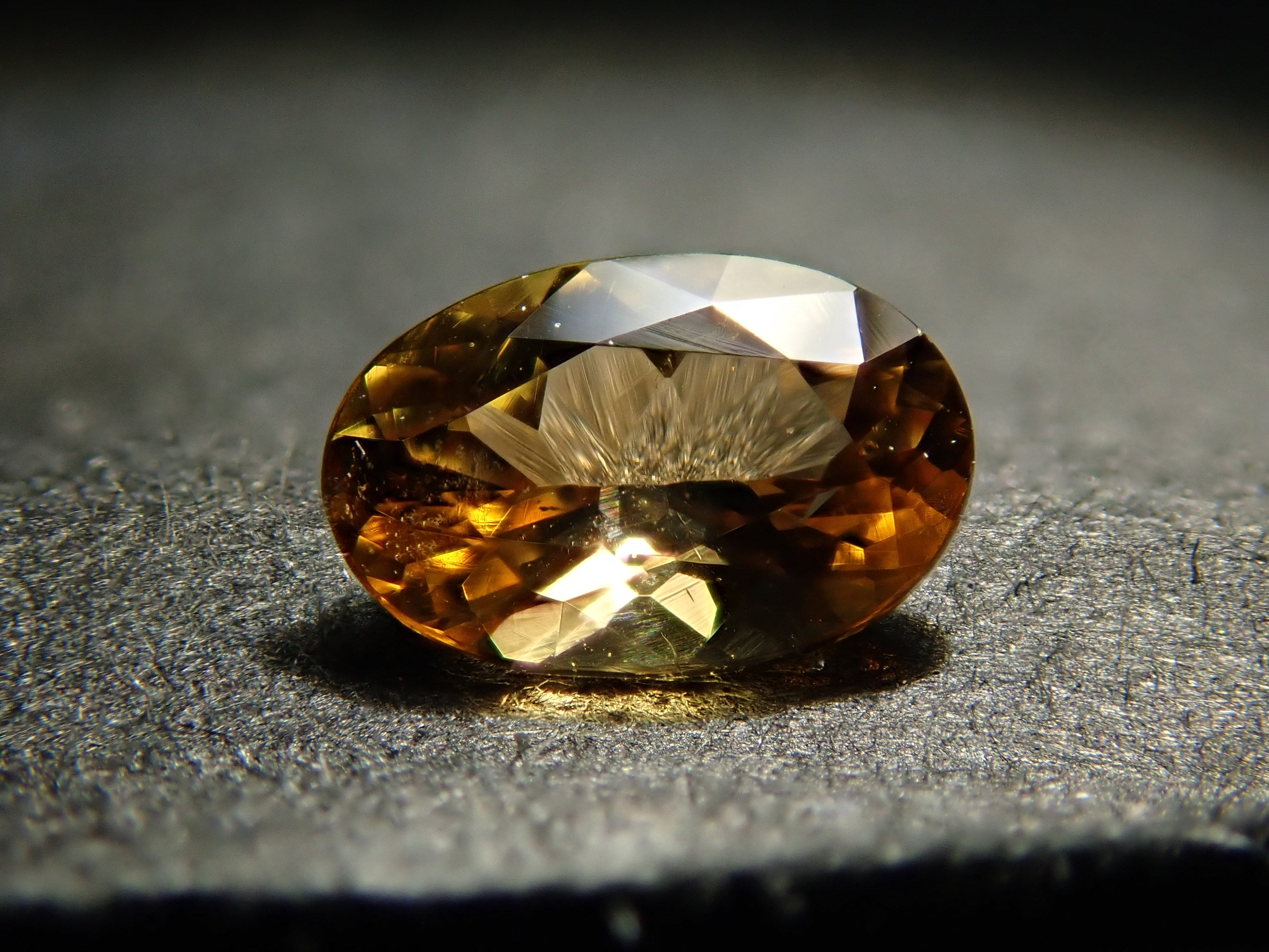 タンザニア産マグネシオアキシナイト 0.198ctルース 日独鑑