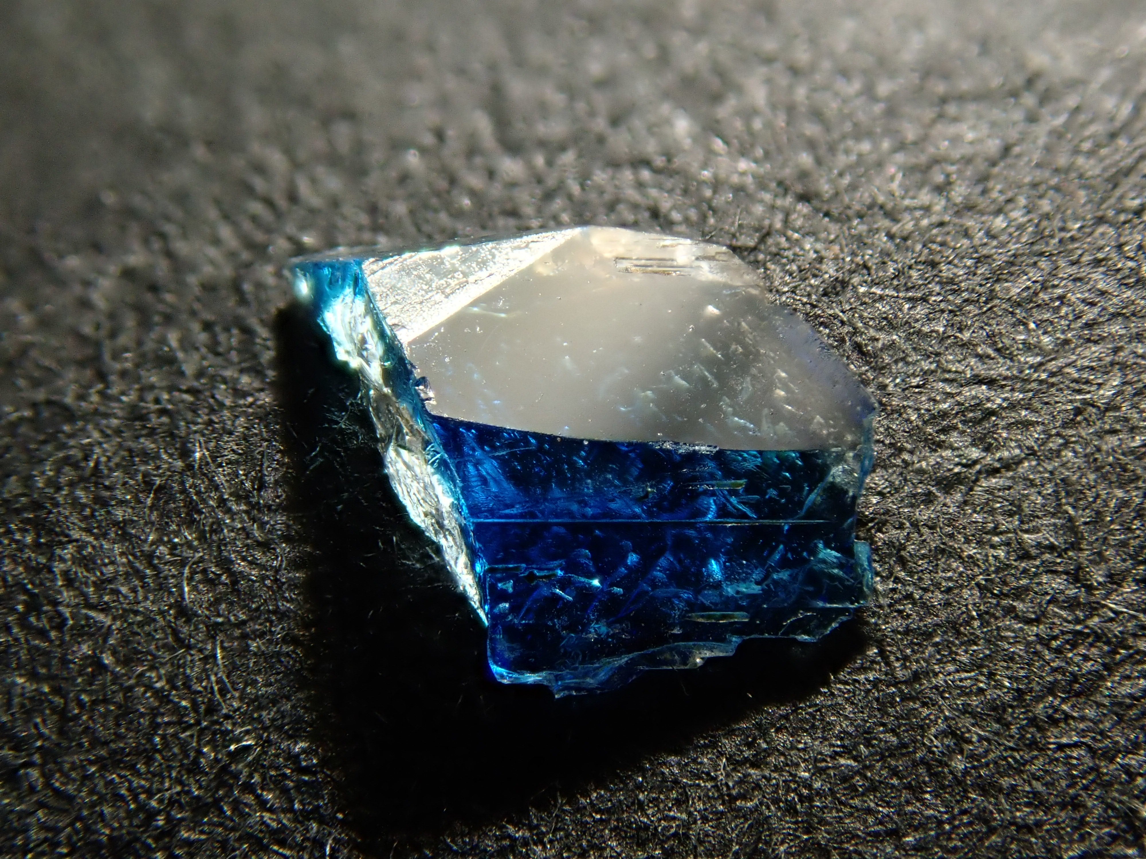 ジンバブエ産バイカラーユークレース 0.165ct原石