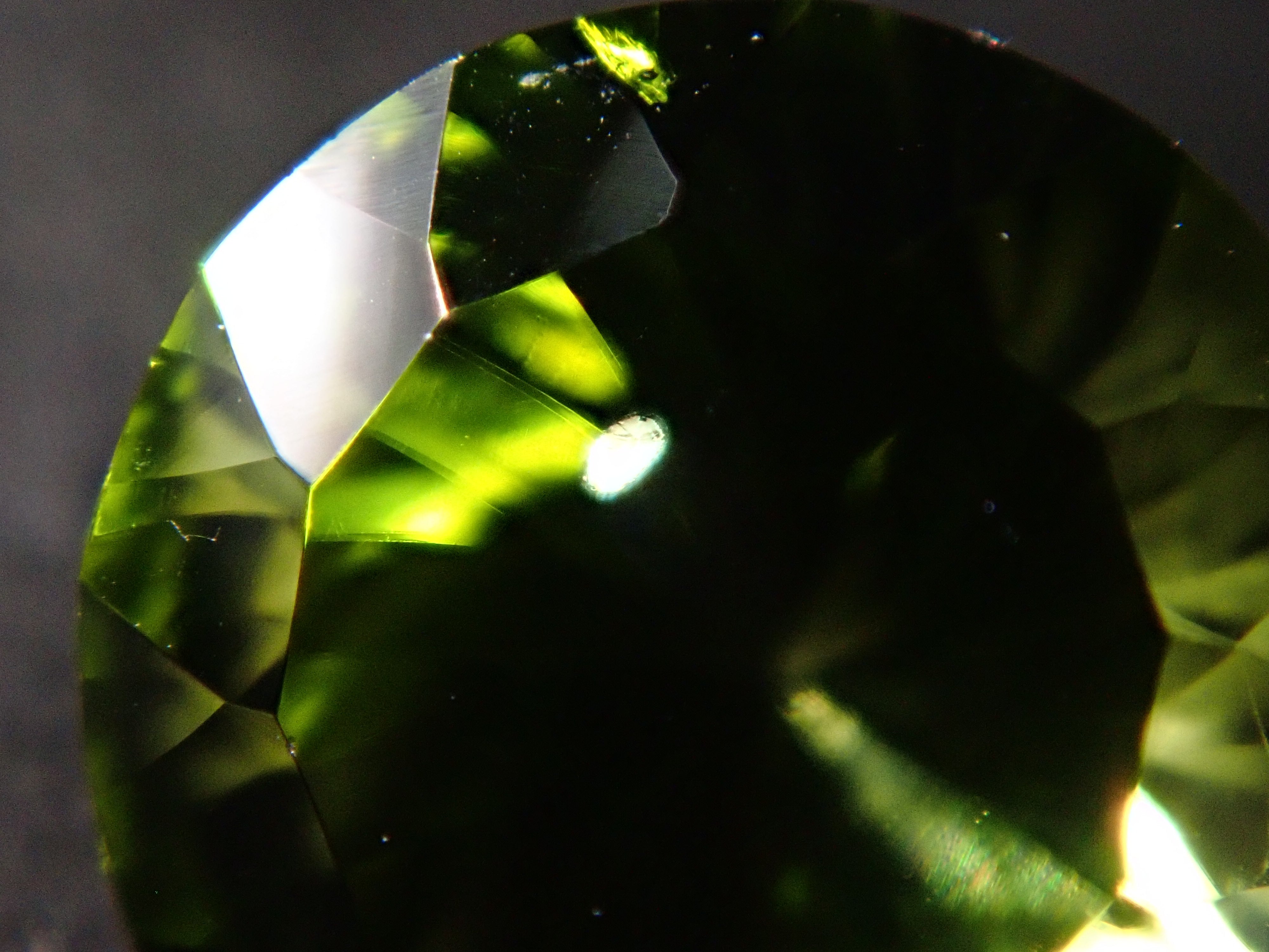 ペリドット・リリーパッド 1.310ctルース（ボルテックスカット）