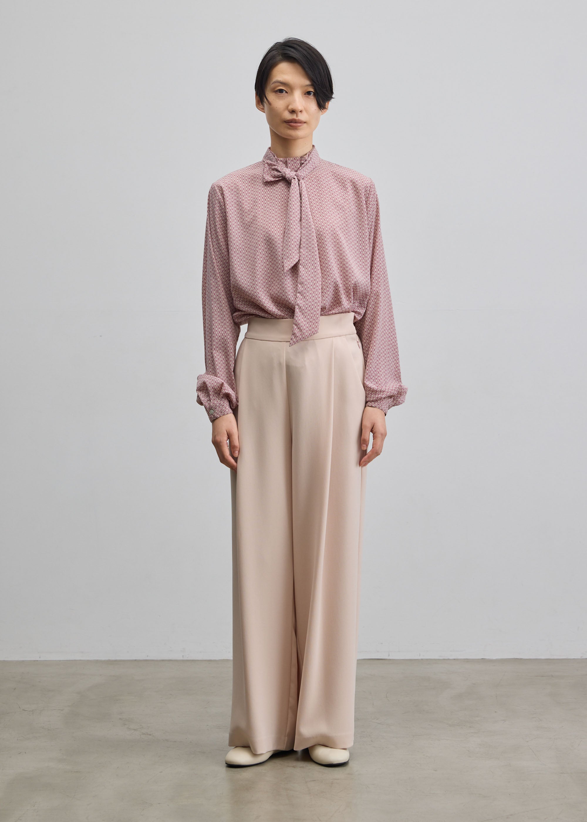 チェーン柄ボウタイブラウス - SOÉJU online store｜上質な大人の女性