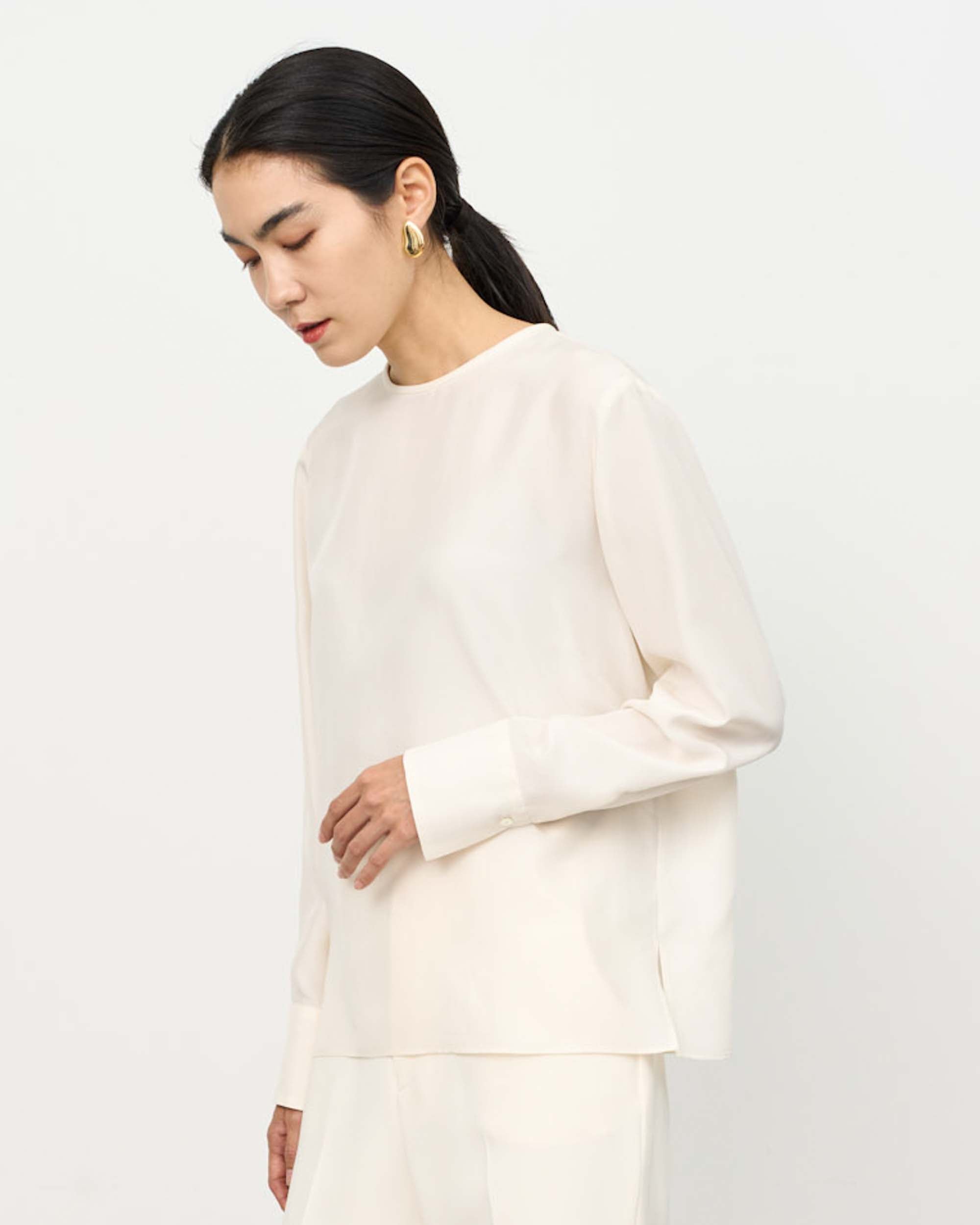 シルククルーネックブラウス - SOÉJU online store｜上質な大人の女性