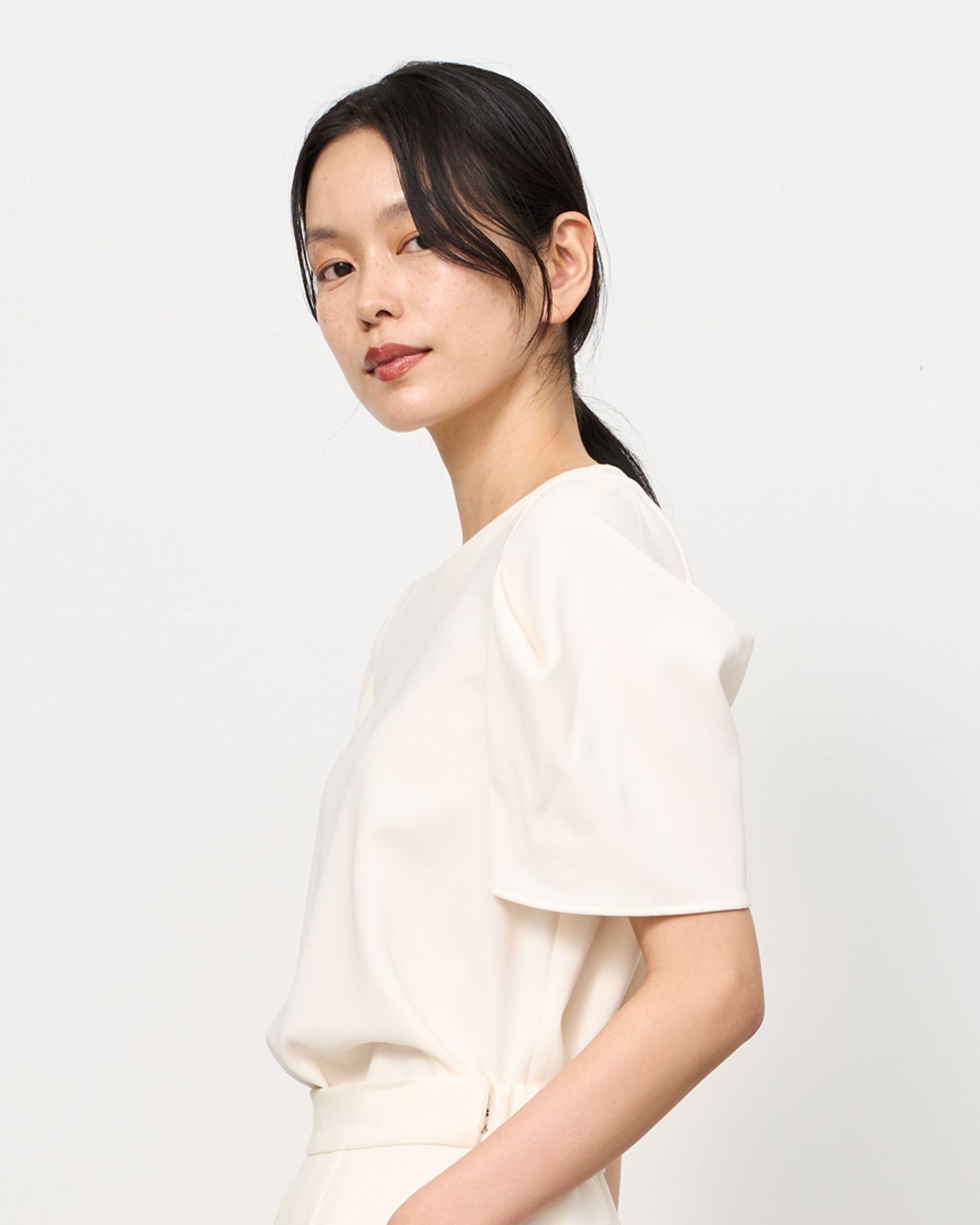 肩タックブラウス - SOÉJU online store｜上質な大人の女性のための