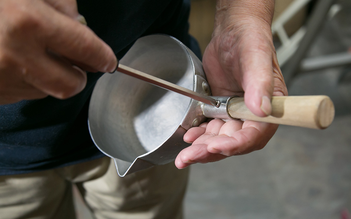 京都の鍛金工房WESTSIDE33で「行平鍋」をメンテナンス。10年使った愛