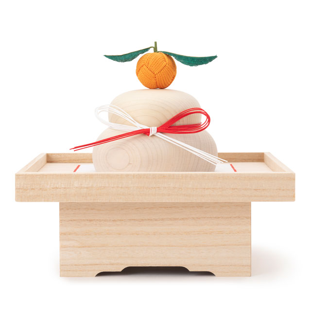 いまの暮らしに「鏡餅」を飾る意味。毎年飾れる木製の鏡餅に込めた想い