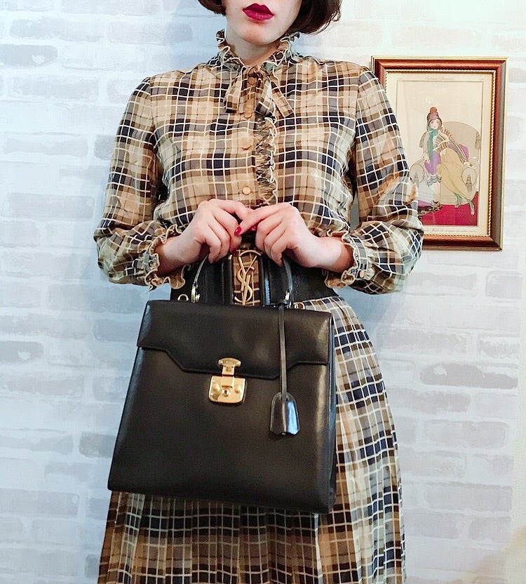 上品に決まるOLD GUCCI レディロック ハンドバッグが今の気分