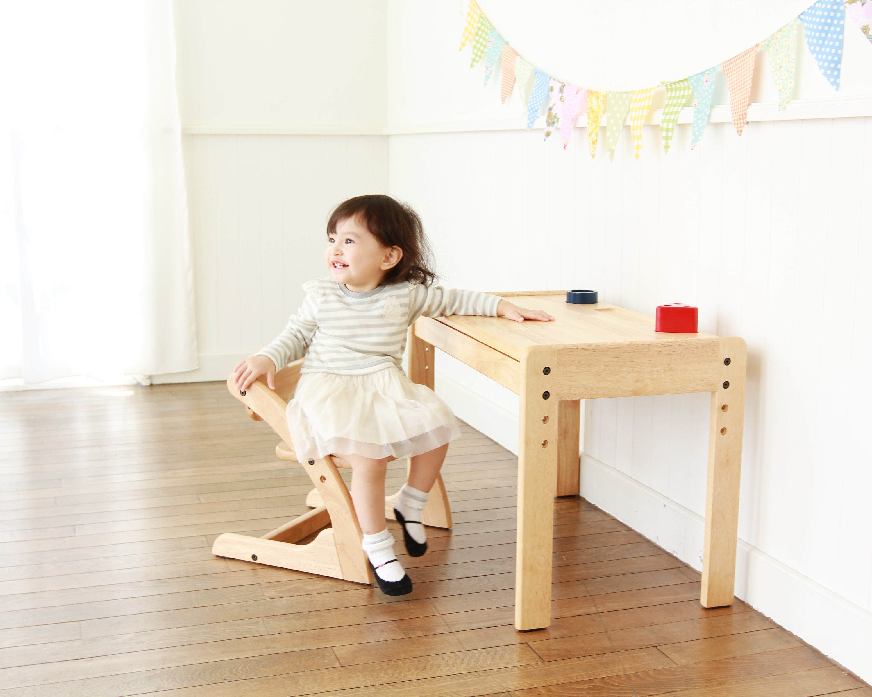 2つのキッズデスク＆チェア 「ブォーノ アミーチェ」と「ノスタ」の