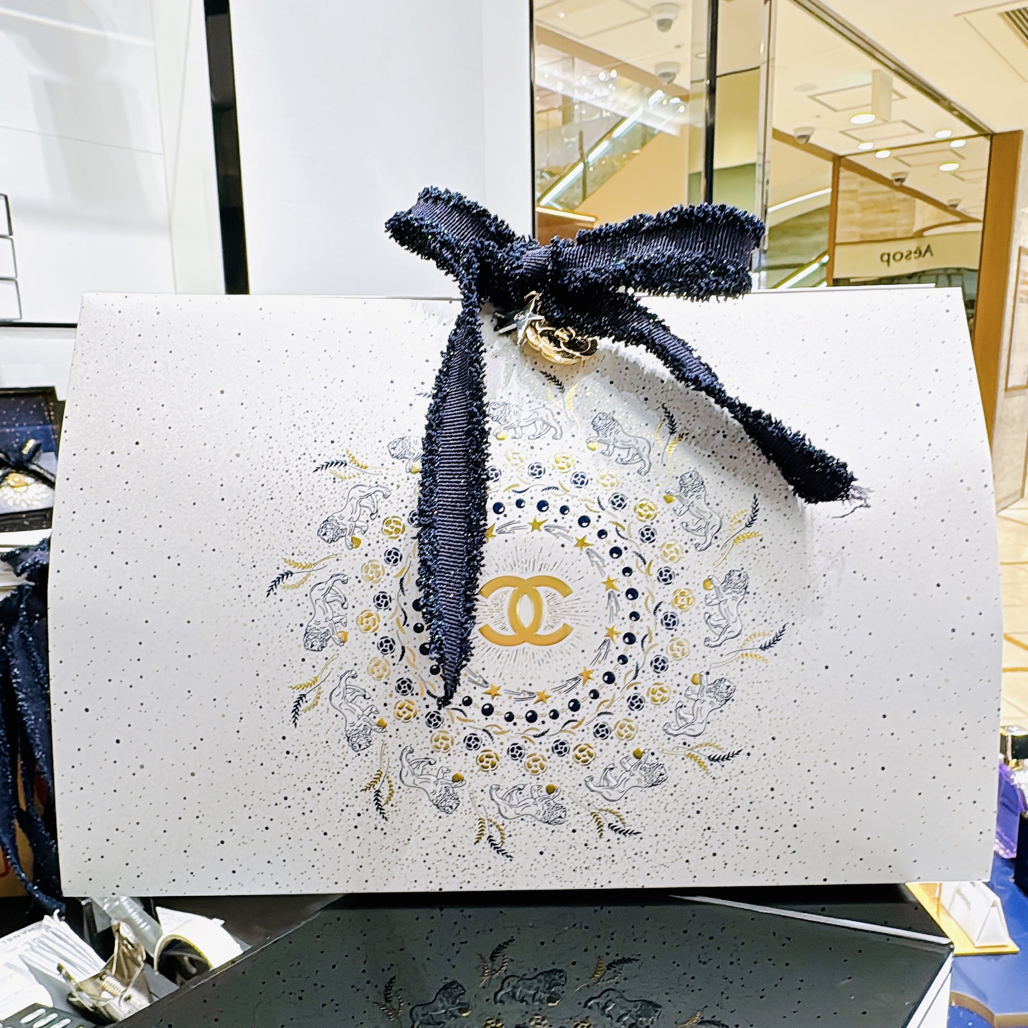 速報】11/11先行発売！CHANELクリスマスコフレ2025 ポーチコフレ開封