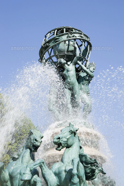 リュクサンブール公園の噴水と彫刻[10610001123]の写真・イラスト素材
