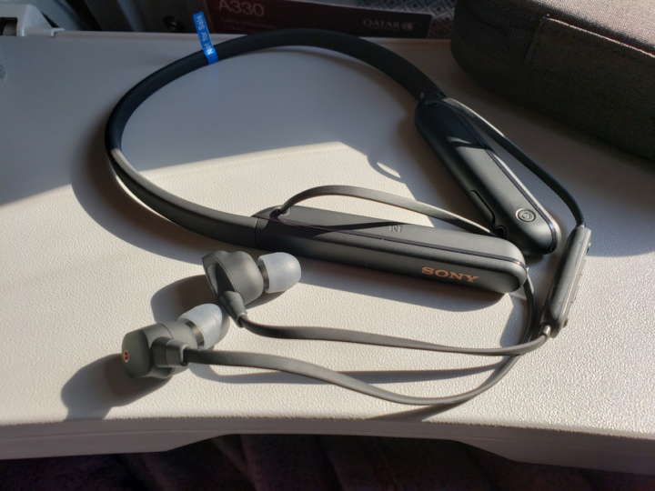 ソニー「WI-1000XM2」はイヤホン派の出張族にベストマッチ！【イヤホン