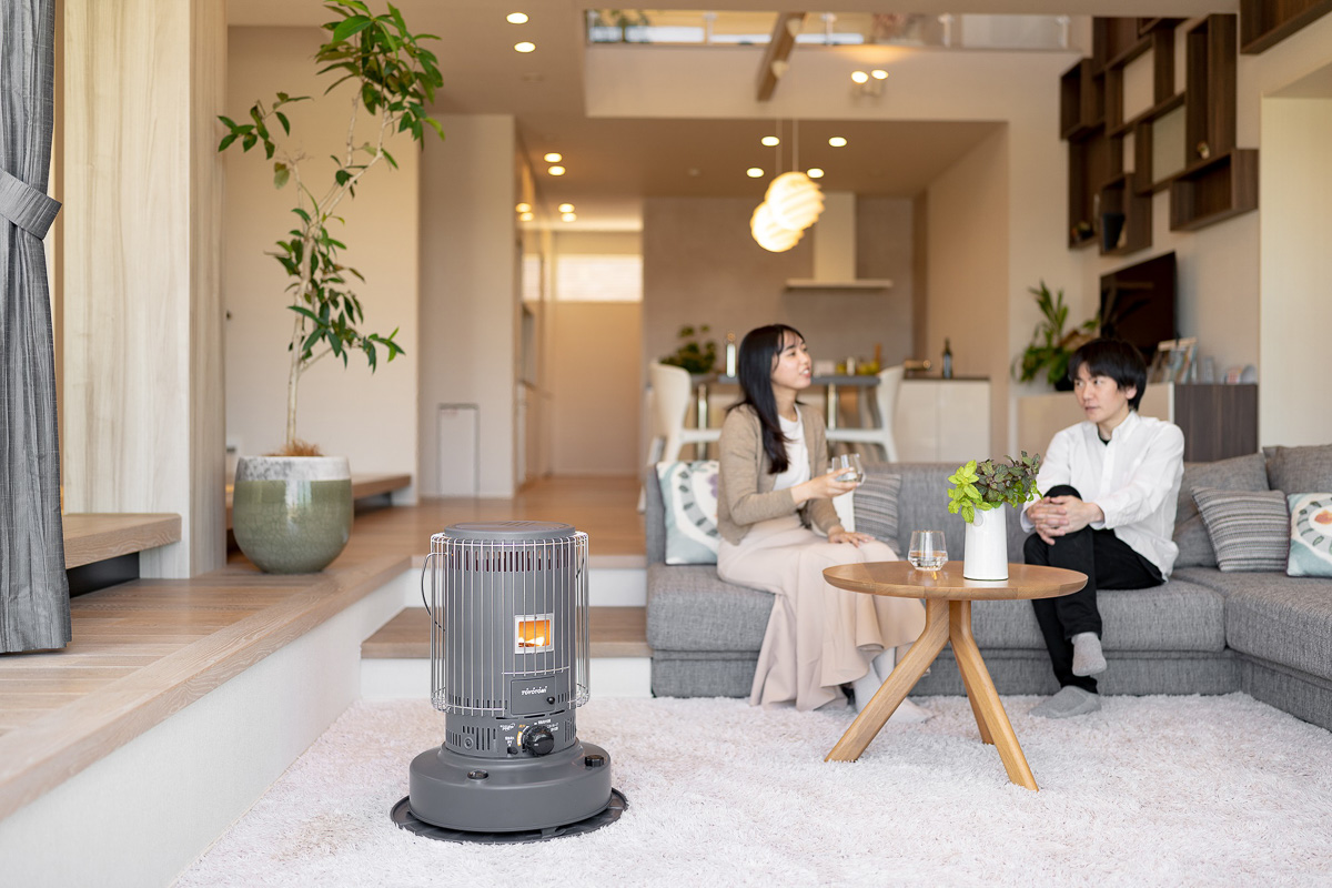 大人気トヨトミの「石油ストーブ」新色はグレー！リビングにもガレージ