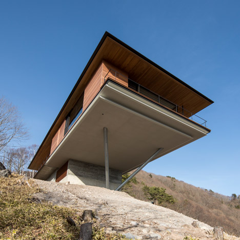 Mountainside home by Kidosaki Architects extends out into the sky