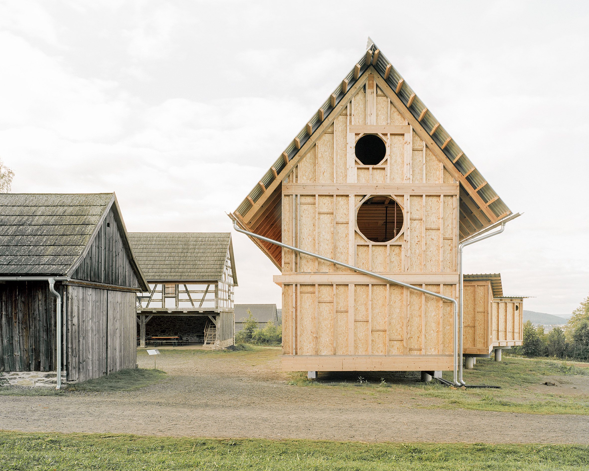 Max Otto Zitzelsberger collaborates with students on barn-like