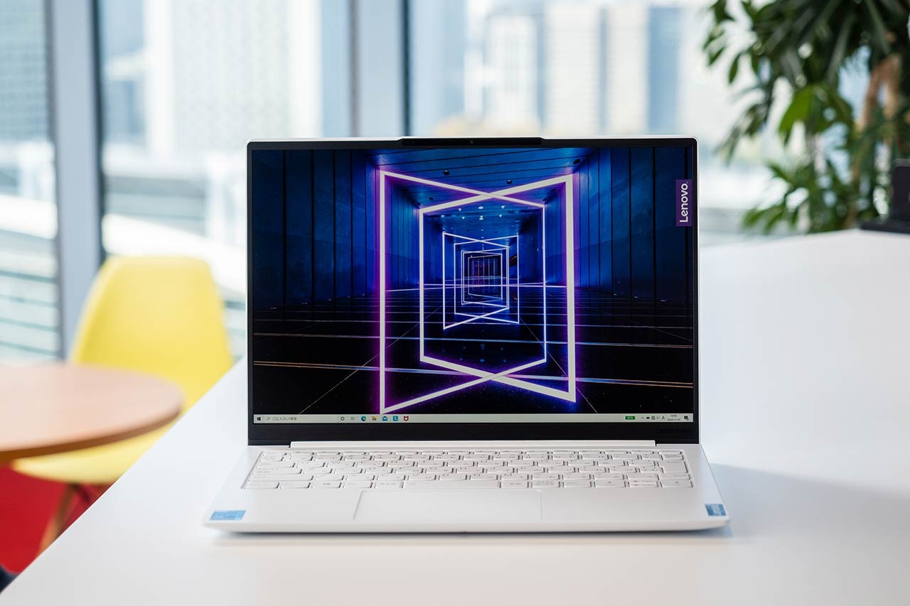 カーボンなのに白い!? ＜Lenovo Yoga Slim 750i Carbon＞は