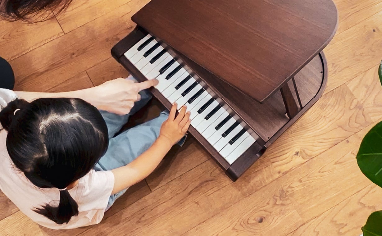 KAWAIとHIDAのコラボによる、天然木の高級家具調ミニグランドピアノ