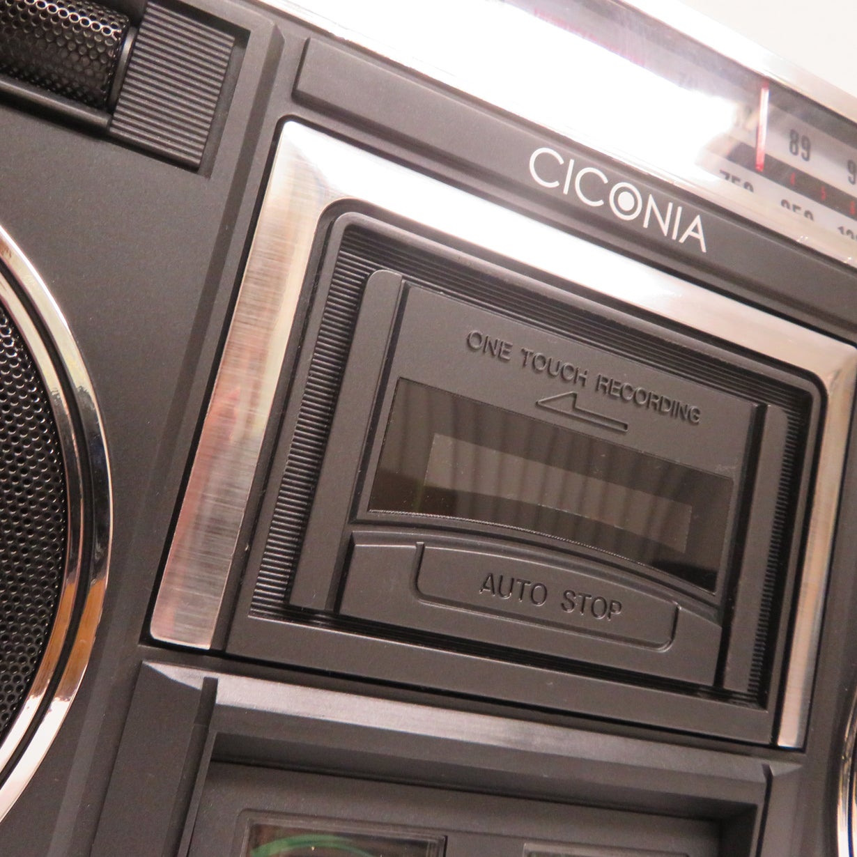 懐かしのカセットもBluetoothも！レトロモダンなステレオラジカセ