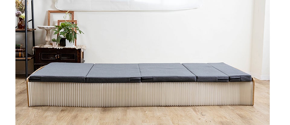 驚きの最薄9cm。ソファにも変化し、お部屋の使い道を広げる