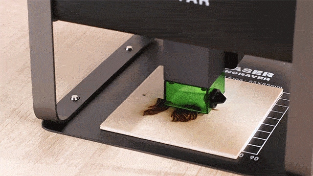 組み立て不要、自宅で手軽にDIY彫刻可能！5.5W高出力の小型レーザー