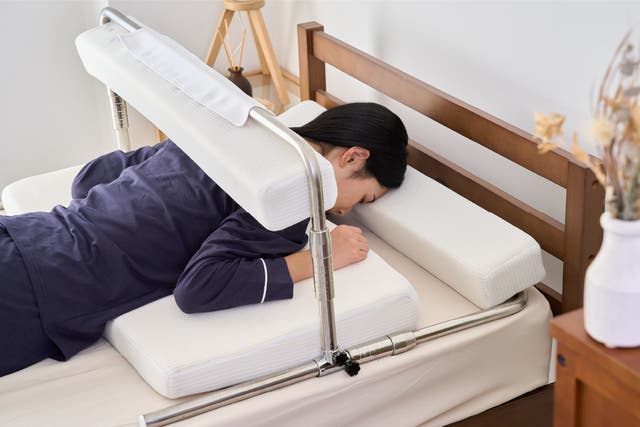 うつぶせ姿勢キープで睡眠を。寝具の上に置くサポートベット