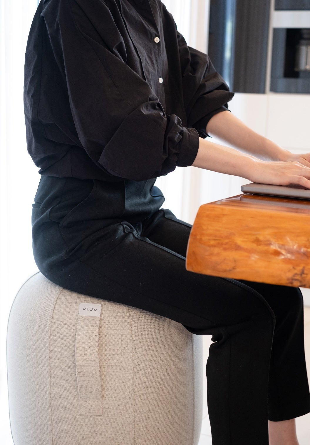 座るだけで叶う体幹】バランスボールの到達点。ドイツ発｜カプセル型