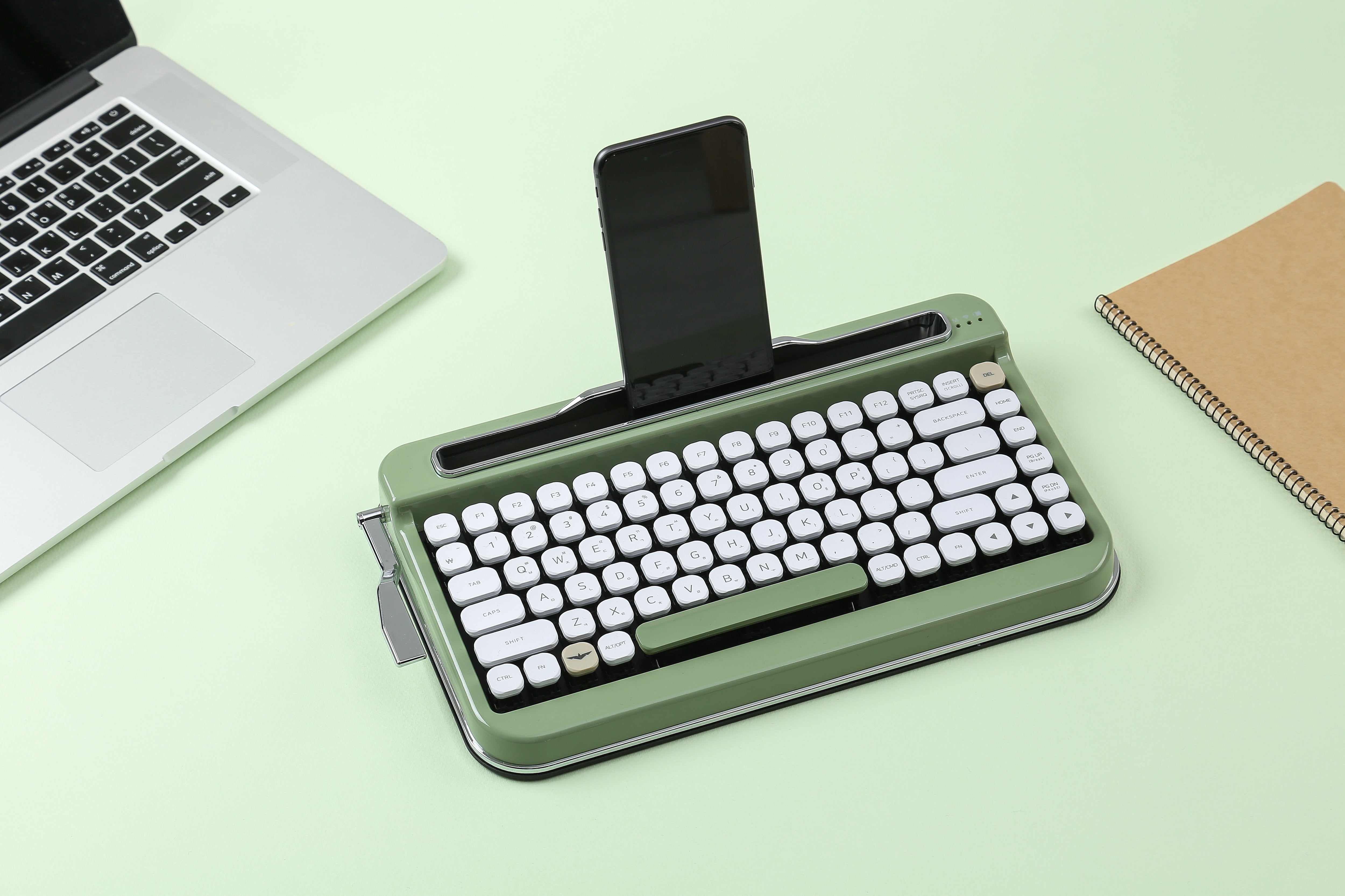 レトロ感溢れる、タイプライター風ワイヤレスキーボード 「PENNA」第2