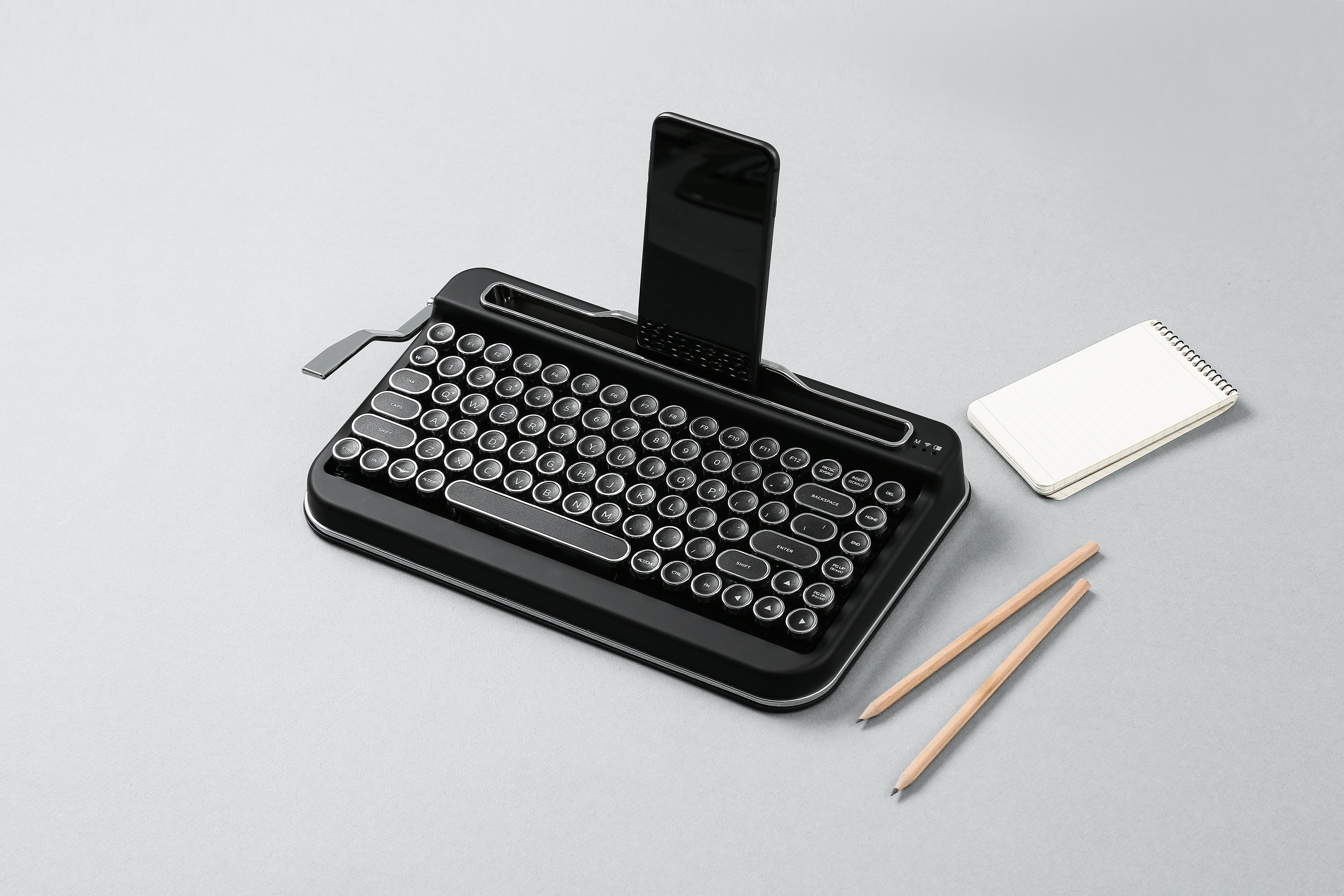 レトロ感溢れる、タイプライター風ワイヤレスキーボード 「PENNA」第2