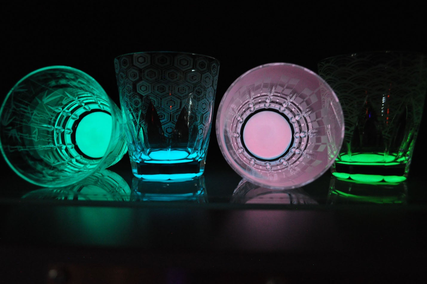 パーティーやデートで盛り上がる！暗闇で光る不思議なグラス【月光