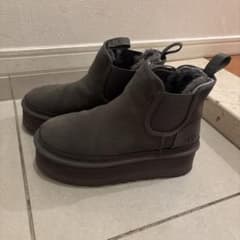 UGG ニューメル プラットフォーム チェルシー ムートンブーツ 24cm