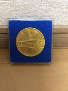創価学会の、埼玉池田講堂落成記念 メダル 建物彫刻入り - メルカリ