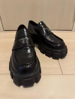 2026年最新】PRADA プラダ モノリス ブラッシュドレザー ローファーの