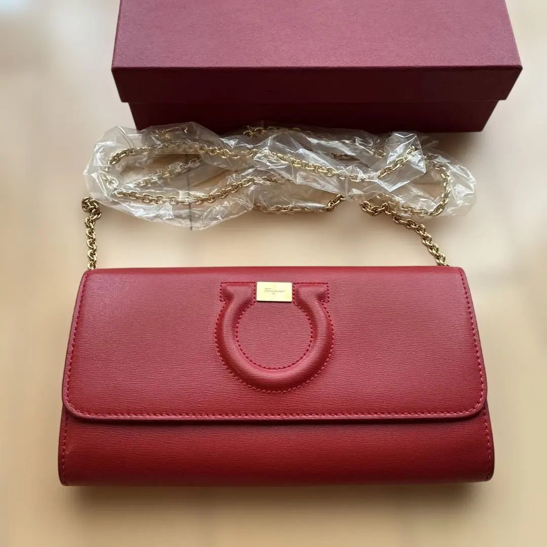 2026年最新】フェラガモ チェーンウォレットの人気アイテム - メルカリ
