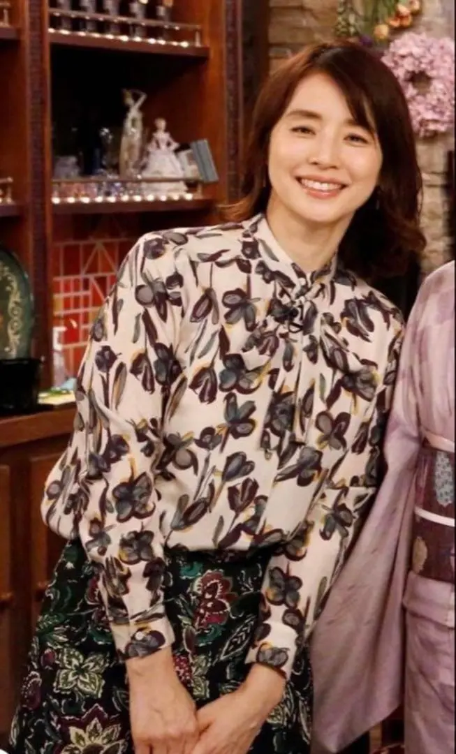 2026年最新】石田ゆり子 ブラウスの人気アイテム - メルカリ