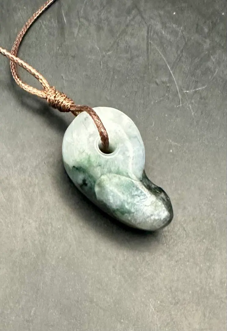 ✳業者様も大歓迎‼️ 糸魚川翡翠ロウカン勾玉 極上物‼️ 鑑別書付