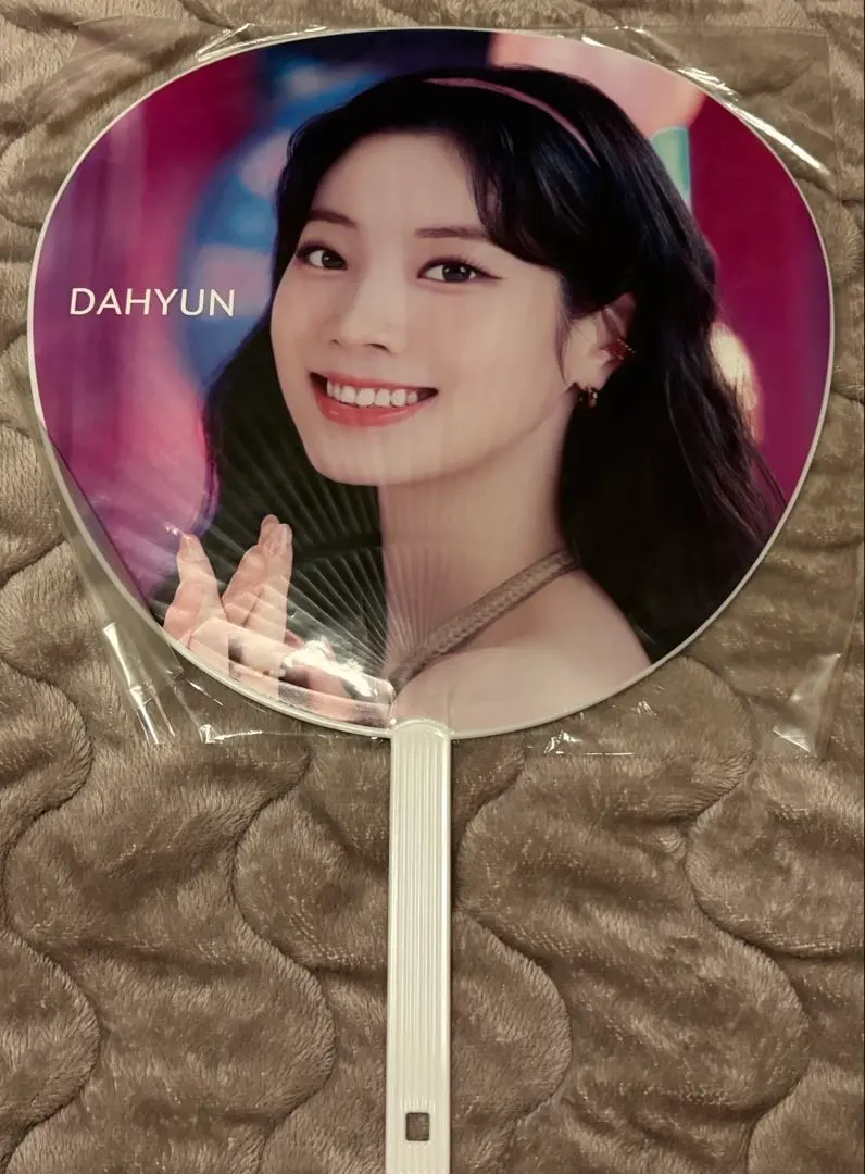 2026年最新】グループ名：TWICE うちわの人気アイテム - メルカリ