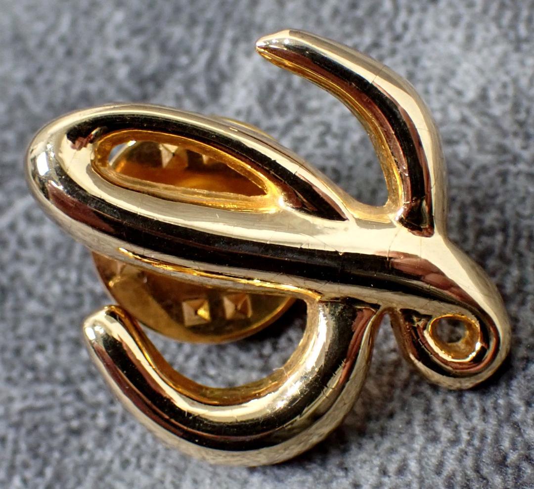 美品 LOEWE ロエベ ゴールド ロゴ ピンブローチ - メルカリ