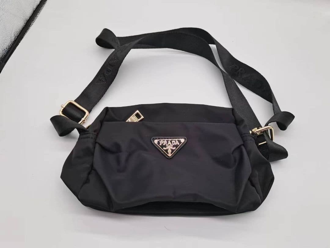 限定PRADAプラダ ポーチ ノベルティショルダーバッグ - メルカリ