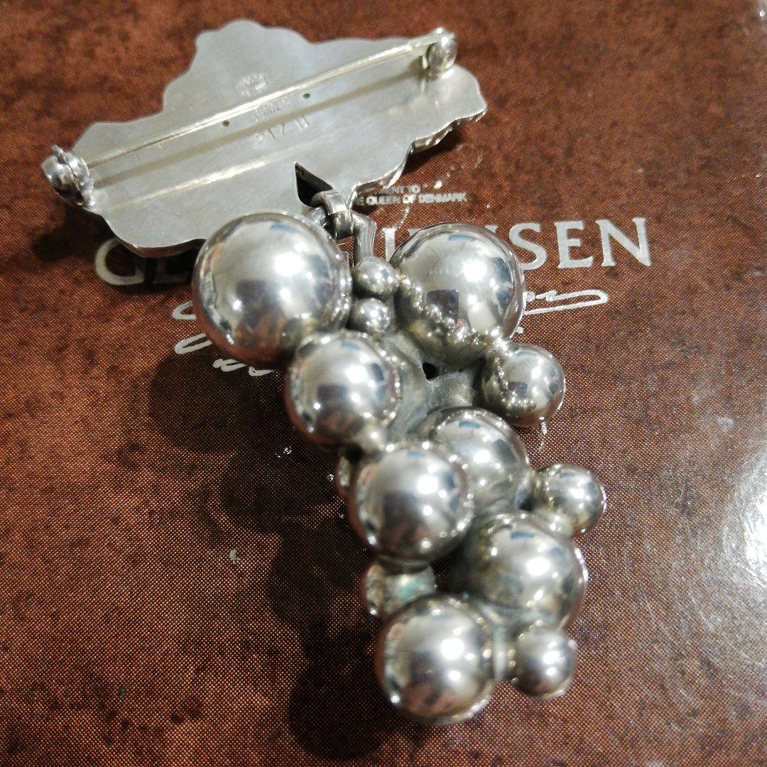 美品 ジョージジェンセン ぶどう 葡萄 揺れるブローチ - メルカリ