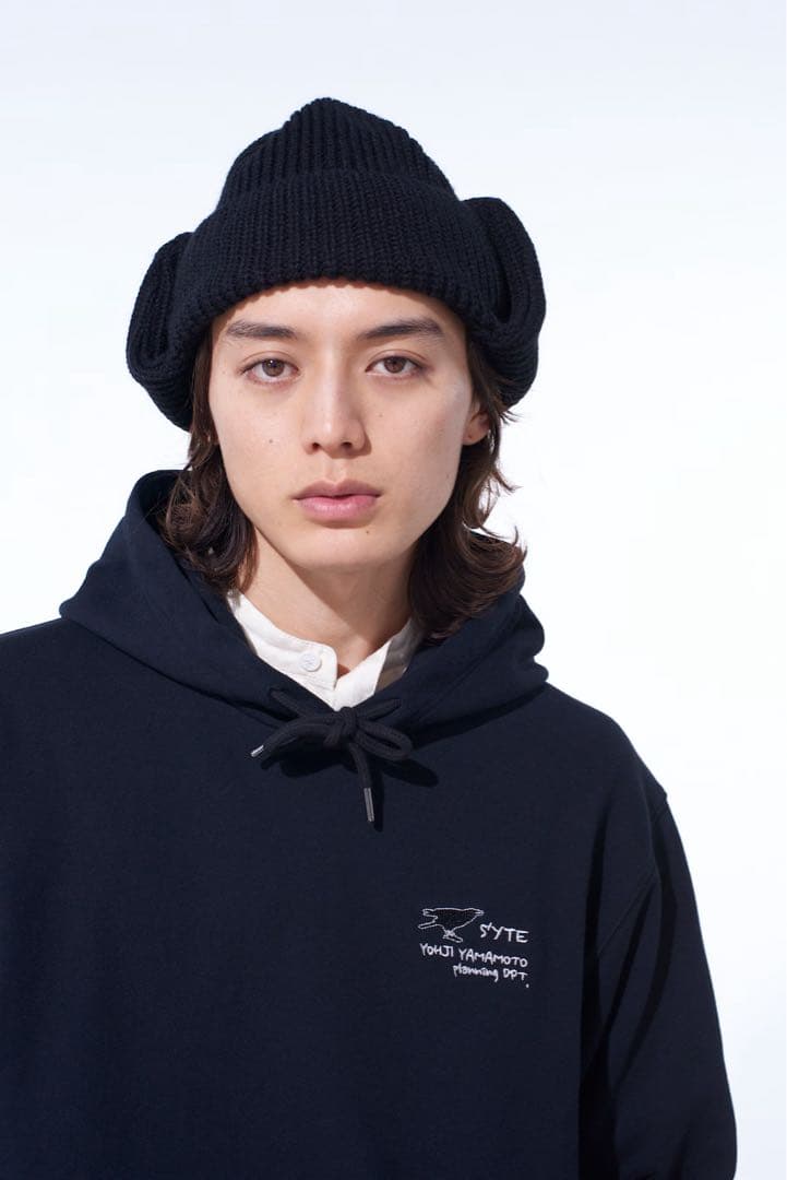 SYTEとNEW ERAのコラボによるイヤーフラップ付きニットキャップ S'YTE × New Era LOGO KNIT TRAPPER(FREE SIZE Black): S'YTE｜THE