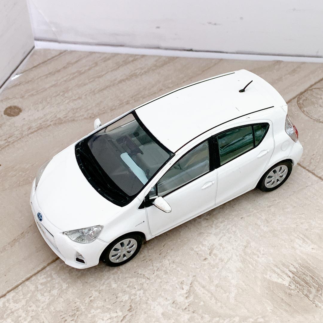 トヨタ アクア 非売品 1/30 AQUA ミニカー ホワイト 入手困難 - メルカリ