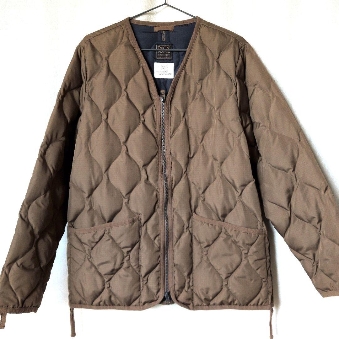 最終値下げ！！TAION ミリタリーVネックジップダウンジャケットライトブラウン TAION（タイオン） ダウンジャケット ダウン MILITARY V NECK W-ZIP