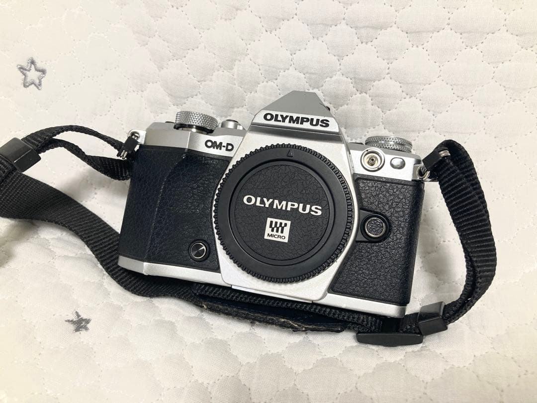 OLYMPUS OM-D ミラーレス一眼 シルバー