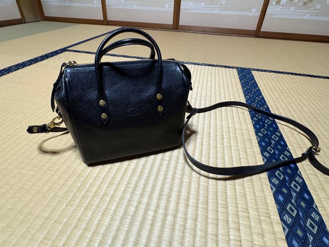 レザー ブラック ショルダーバッグ　イルビゾンテ　ボストン ボストンバッグ｜その他｜IL BISONTE(イルビゾンテ)｜ルック公式